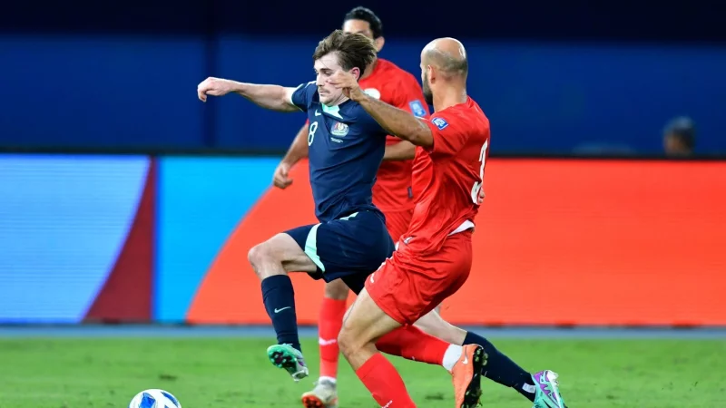 Connor Metcalfe (blau) sicherte sich mit Australien das WM-Ticket - &copy; Jaber Abdulkhaleg/AP/dpa