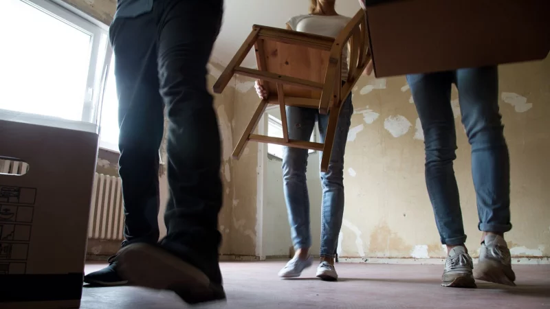 Vermieter d&uuml;rfen eine hinterlegte Kaution f&uuml;r eine Frist von bis zu sechs Monaten zur&uuml;ckhalten. - &copy; Christin Klose/dpa-tmn