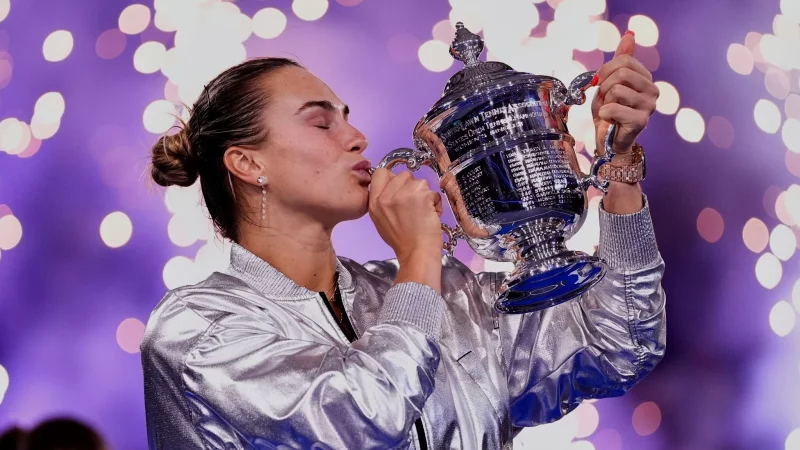 Ein Küsschen für den Pokal: Aryna Sabalenka ist in New York die Beste. - © Yuki Iwamura/AP/dpa