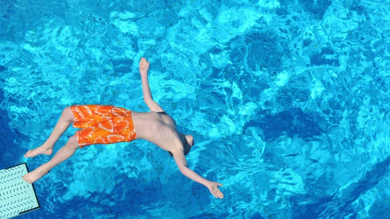 Chlor und Sonnencreme: Damit die Badehose lange strahlt, kommt es auf die richtige Pflege an. - © Julian Stratenschulte/dpa/dpa-tmn