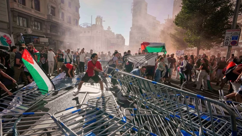 Proteste durchkreuze Vuelta: Demonstranten blockieren die Stra&szlig;e. - &copy; Manu Fernandez/AP/dpa