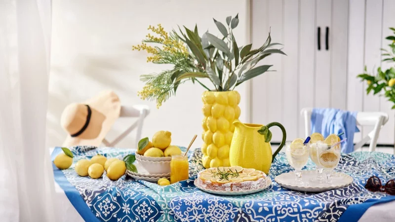 Mit wenig Aufwand etwas Urlaubsgef&uuml;hl auf den Tisch bringen: Deko mit Zitronen-Motiven - hier von Butlers - ist gerade angesagt. - &copy; Butlers/dpa-tmn