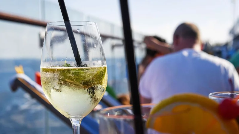 Urlaub unfreiwillig beendet: Einem Mann wurde der Zutritt zum Kreuzfahrtschiff verweigert &ndash; nach einem umstrittenen Vorfall an der Bar. - &copy; Andrea Warnecke/dpa-tmn