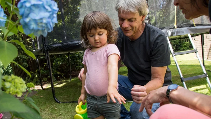 Gro&szlig;eltern haben oft mehr Zeit und nicht den Leistungsdruck, den Eltern oft empfinden. Sie k&ouml;nnen ihren Enkeln ungeteilte Aufmerksamkeit entgegenbringen. - &copy; Christin Klose/dpa-tmn