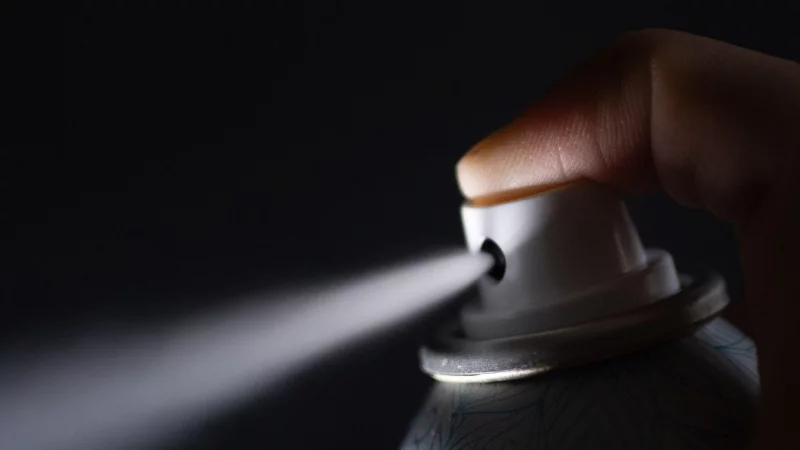 Sollen unangenehme Ger&uuml;che verhindern und die Schwei&szlig;produktion verringern: 15 Antitranspirantien f&uuml;r M&auml;nner hat die &laquo;Stiftung Warentest&raquo; gepr&uuml;ft. - &copy; Monika Skolimowska/dpa/dpa-tmn