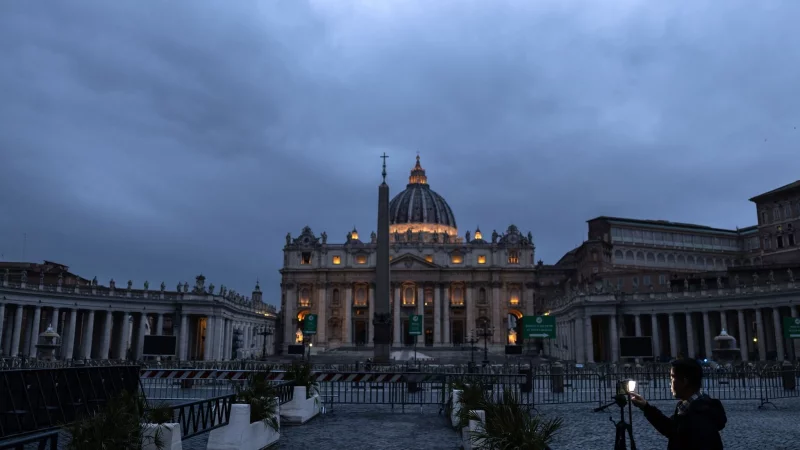 Konklave allerorten - im Kino, im Fernsehen und in den sozialen Medien. - © Oliver Weiken/dpa