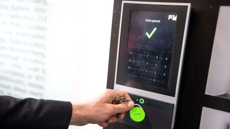 Viele Überstunden gesammelt? Ist nichts anderes geregelt, müssen Beschäftigte sie unter Umständen dann abbummeln, wann der Arbeitgeber es verlangt - © Sina Schuldt/dpa