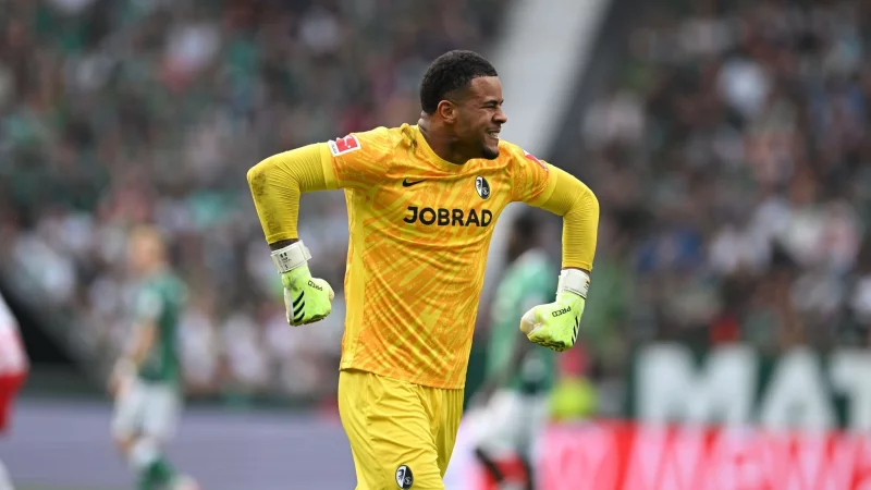 Freiburgs Torwart Noah Atubolu jubelt nach einem Bundesliga-Rekord. - &copy; Carmen Jaspersen/dpa