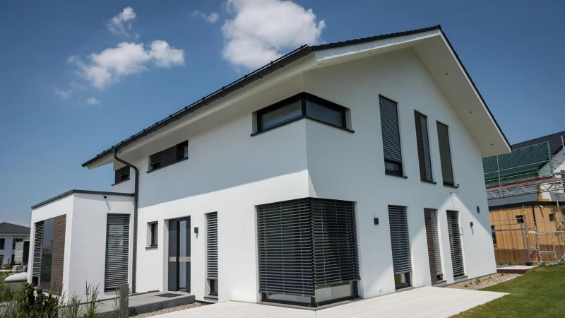 Intelligenter Hitzeschutz: Manche Jalousien fahren automatisch bei Sonne herunter. - &copy; Daniel Maurer/dpa-tmn