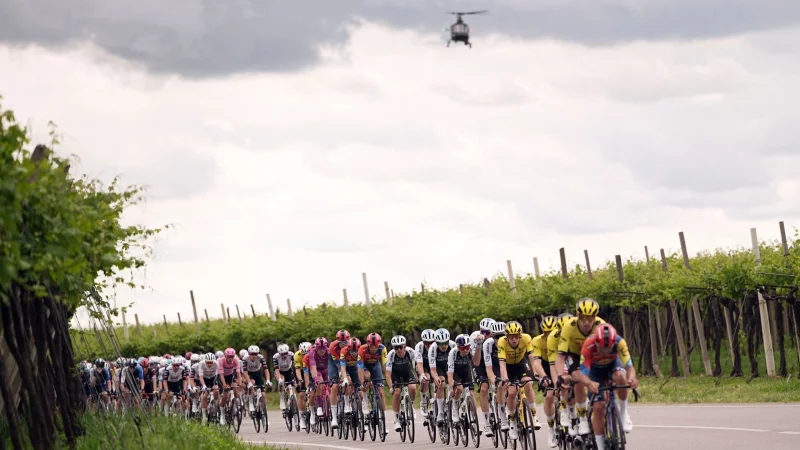 Die Fahrer auf der 13. des Giro d\\\'Italia. - © Marco Alpozzi/LaPresse/AP/dpa