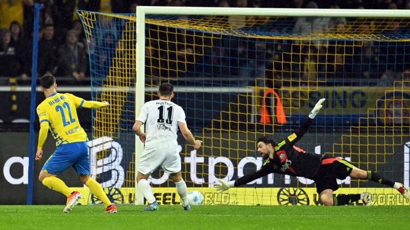 Das erste Tor zum Klassenerhalt: Braunschweigs Fabio Di Michele Sanchez (l.) trifft ins linke Eck. - © Swen Pförtner/dpa