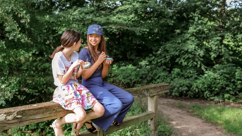 Auch Freunde treffen, will gelernt sein: Damit das später verlässlich klappt, kann man in kleinen Schritten damit anfangen, etwa auf die Uhr schauen, um zur verabredeten Zeit nach Hause zu kommen. - © Mascha Brichta/dpa-tmn