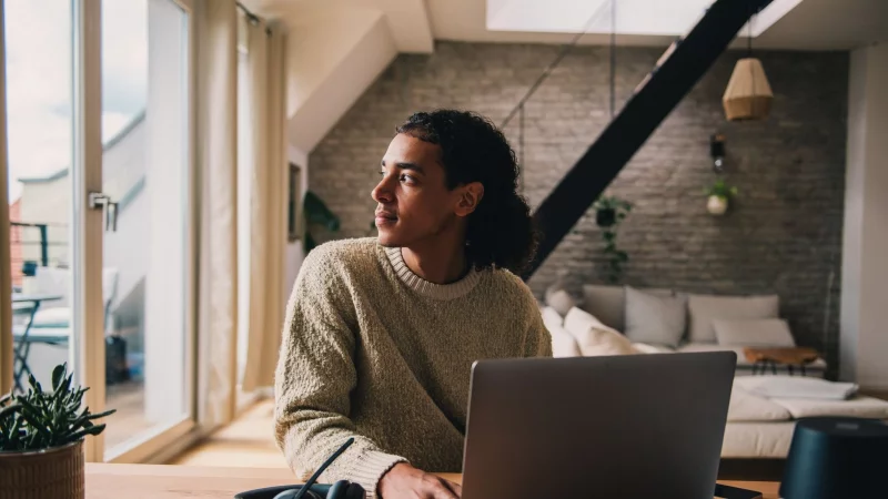 Selbstständige müssen sich in der Regel auch selbst um ihre Altersvorsorge kümmern. Der Großteil tut das. - © Zacharie Scheurer/dpa-tmn