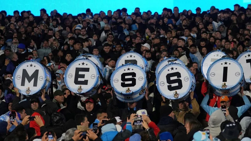 Ein emotionaler Abend für Messi und die Fans. - © Gustavo Garello/AP/dpa