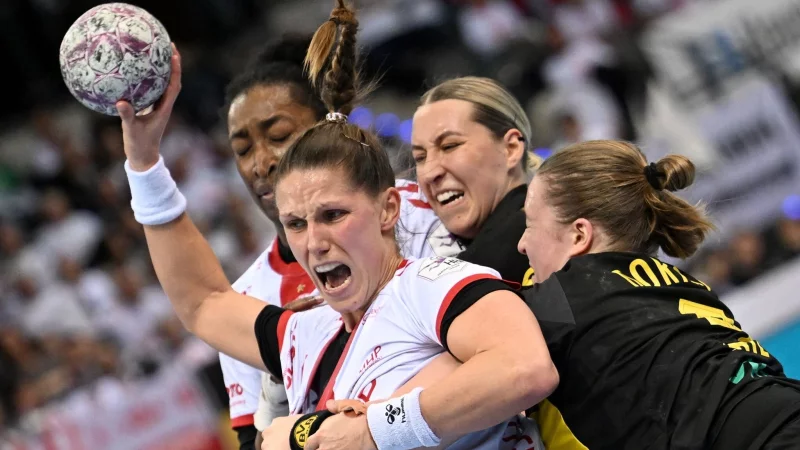 Xenia Smits (vorne) und weitere deutsche Nationalspielerinnen stehen vor einer ungewissen Zukunft. - © Marijan Murat/dpa