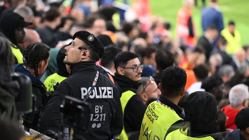 Der Vorfall in der Verl&auml;ngerung sorgte f&uuml;r ein Gro&szlig;aufgebot an Sicherheitskr&auml;ften und medizinischem Personal auf der Trib&uuml;ne. - &copy; Sven Hoppe/dpa