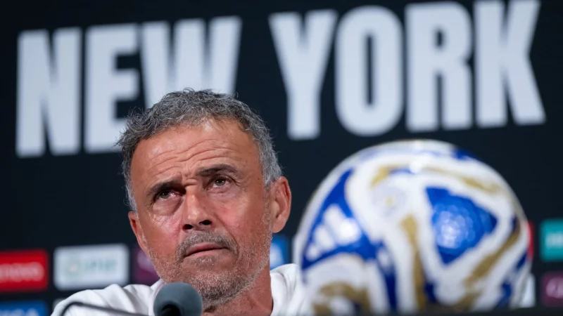 PSG-Coach Luis Enrique äußert sich zur Verletzung von Jamal Musiala. - © Sven Hoppe/dpa