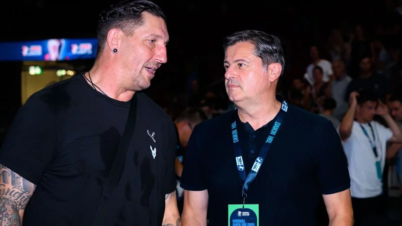 W&uuml;rden sich &uuml;ber einen Handball-Standort M&uuml;nchen freuen: F&uuml;chse-Sportvorstand Stefan Kretzschmar (l) und Dyn-Gr&uuml;nder Christian Seifert. - &copy; Marco Wolf/dpa