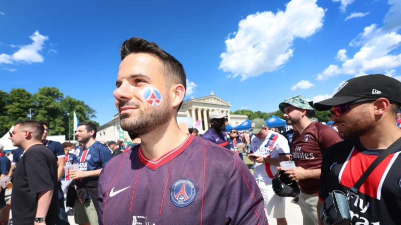 Tausende Fans sind zum Spiel angereist. - © Karl-Josef Hildenbrand/dpa