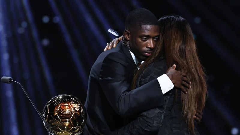 Mutter und Sohn: Ousmane Demb&eacute;l&eacute; denkt nach dem Gewinn des Ballon d\\\'Or an seine Familie. - &copy; Gao Jing/XinHua/dpa