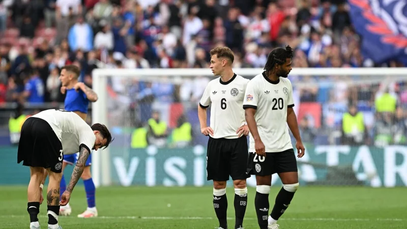 Joshua Kimmich (M) sollte nach Meinung von Lothar Matthäus im Mittelfeld spielen. - © Federico Gambarini/dpa