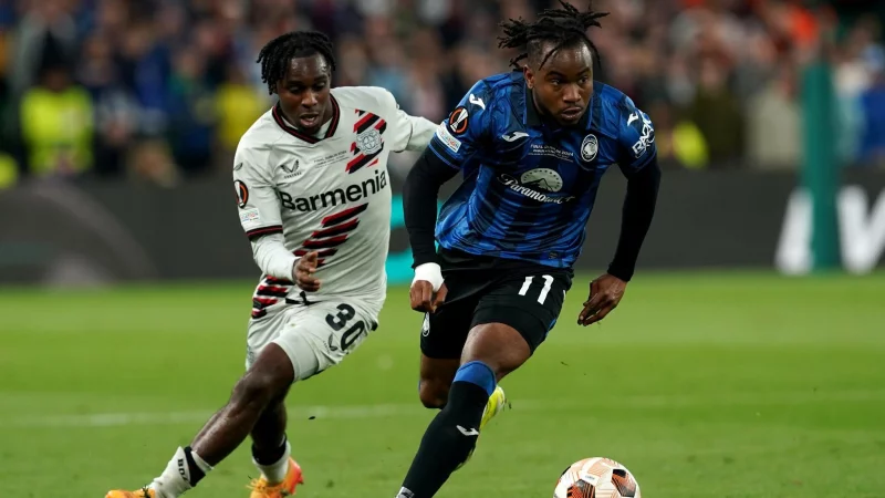 Der FC Bayern ist an Ademola Lookman von Atalanta Bergamo dran. (Archivbild) - © Brian Lawless/PA Wire/dpa