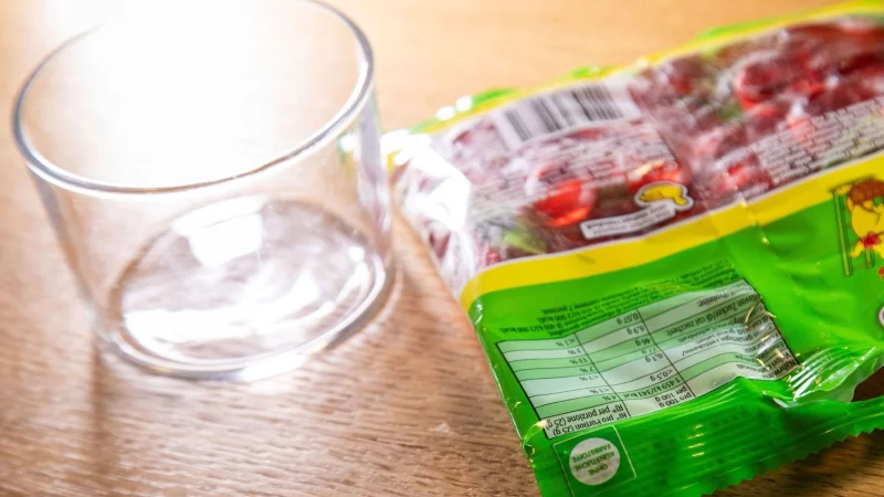 S&uuml;&szlig;e Nascherei: L&auml;sst sich eine Fruchtgummit&uuml;te mit einem Hack einfach &ouml;ffnen und wieder verschlie&szlig;en? - &copy; Christin Klose/dpa-tmn