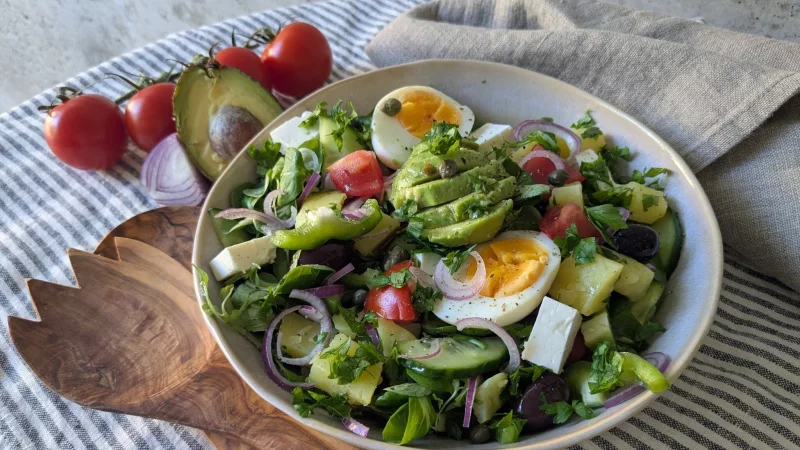Der Saft einer ganzen Zitrone verpasst dem kretischen Salat mit Kartoffeln viel Frische, Feta-W&uuml;rfel und Kapern sorgen f&uuml;r W&uuml;rze. - &copy; Doreen Hassek/hauptstadtkueche.blogspot.com/dpa-tmn