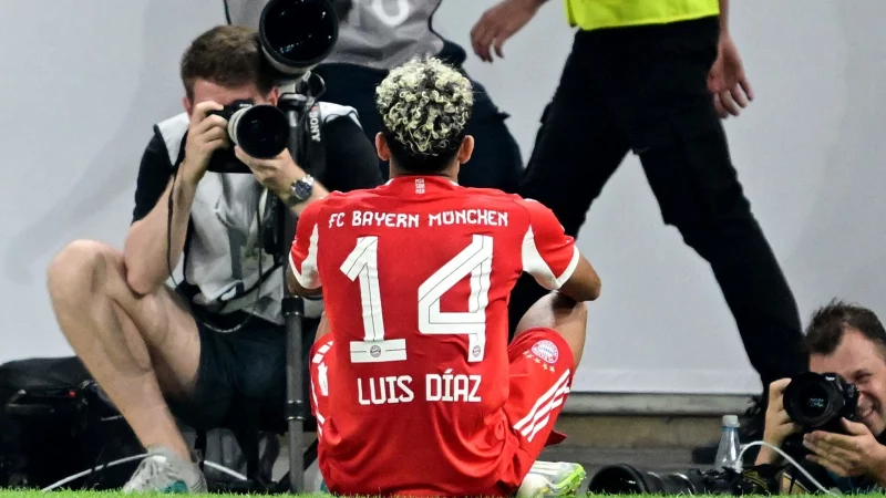 Bayerns Luis D&iacute;az bejubelt sein Tor zum zwischenzeitlichen 2:0 in Stuttgart. - &copy; Bernd Wei&szlig;brod/dpa