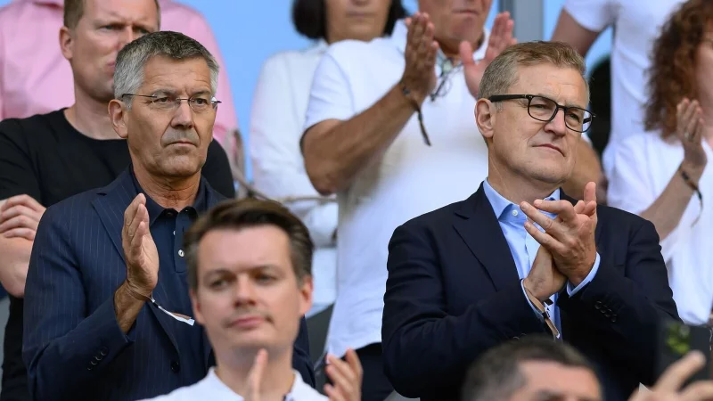 Bayern-Präsident Herbert Hainer (l) und Vorstandschef Jan-Christian Dreesen erklären die Transferstrategie. (Archivbild) - © Swen Pförtner/dpa