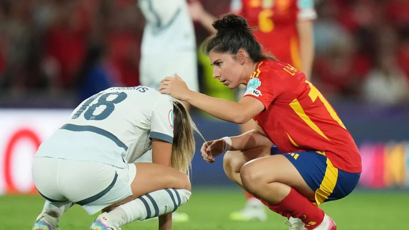 Die Siegerinnen zeigen Mitgefühl: Spaniens Lucia Garcia (r) tröstet Viola Calligaris. - © Alessandra Tarantino/AP/dpa