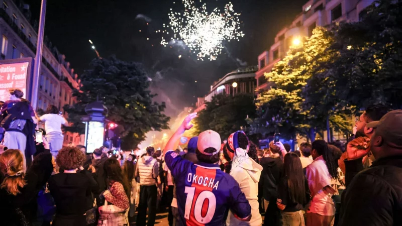 Bei den Feiern nach dem PSG-Sieg gab es Ausschreitungen mit 43 Festnahmen sowie einen Zwischenfall mit drei Verletzten. - © Thomas Padilla/AP/dpa