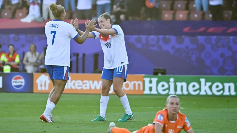 Straßen verkaufen, Tore einkaufen: Für Monopoly-Spielerin Ella Toone (r) ein gelungener Tag. - © Sebastian Christoph Gollnow/dpa