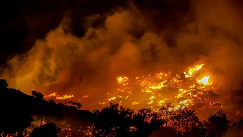 Ein Feuer brennt in der Gegend von Ahlia in der Nähe der Hafenstadt Ierapetra an der Südküste der Insel Kreta, was laut Behörden die Evakuierung von Dörfern und Hotels in der Region zur Folge hat. - © STR/INTIME NEWS/AP/dpa-tmn