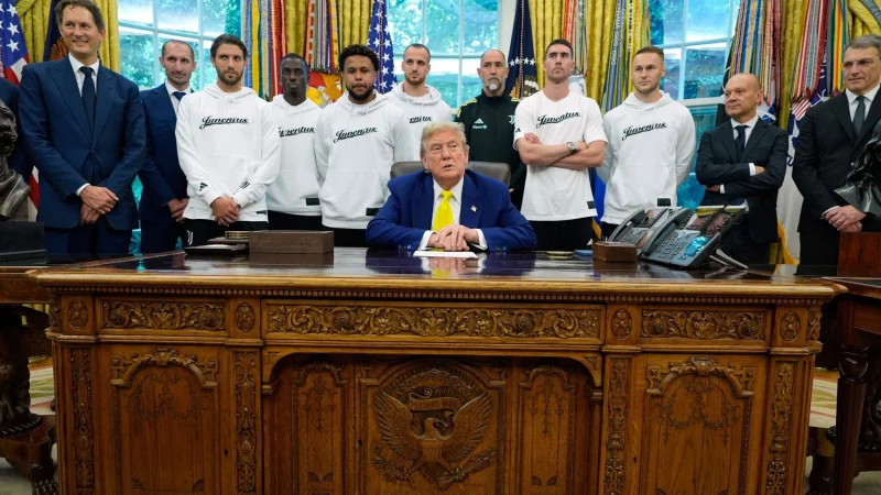 Trump empfing das italienische Team im Weißen Haus. - © Alex Brandon/AP/dpa