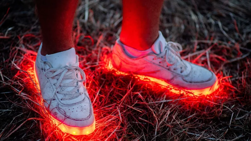 Alarmstufe Rot: Wenn Schuhe anfangen zu müffeln, helfen ein paar einfache Tricks. Aber auch schon vorher kann man etwas gegen unangenehmen Schuhgeruch tun. - © Hauke-Christian Dittrich/dpa/dpa-tmn