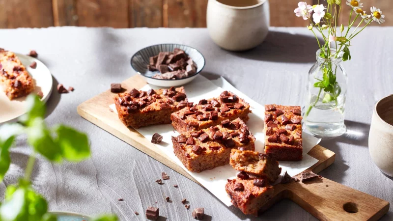 In Kombination mit Zutaten wie Leinsamen oder Quinoa wird der «Kartoffel-Flapjack» zu einer echten Ballaststoff- und Energiequelle. - © KMG/die-kartoffel.de/dpa-tmn
