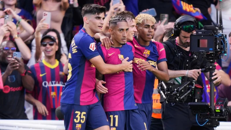 Dürfen wohl bald die Meisterschaft bejubeln: Die Spieler des FC Barcelona. - © Jose Breton/AP/dpa