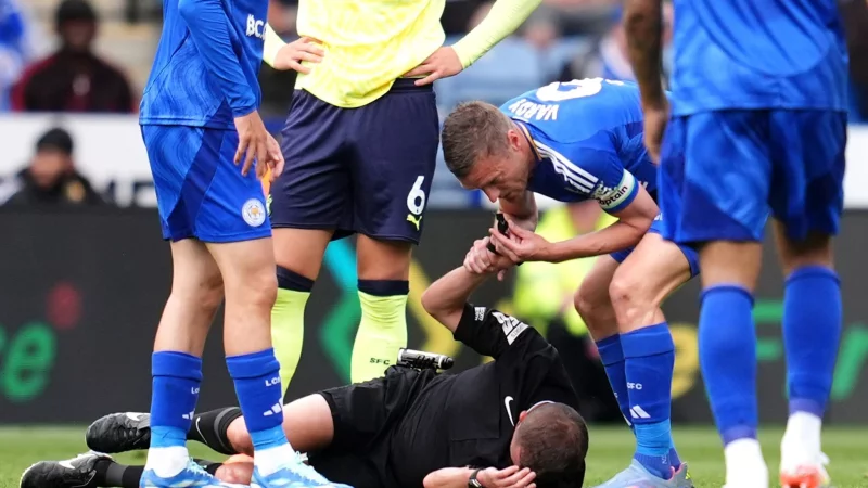 Spieler nutzt Schiedsrichterpfeife - und das ungestraft: Jamie Vardy unterbrach stellvertretend f&uuml;r den am Boden liegenden Offiziellen David Webb die Partie. - &copy; Adam Davy/PA Wire/dpa