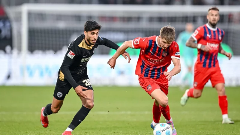 Elversbergs Muhammed Damar (l.) im Duell mit Heidenheims Jan Schöppner. - © Harry Langer/dpa