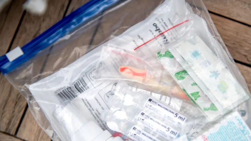 Kopfweh? Durchfall? Zeckenstich? Dann ist eine gut ausgestattete Festival-Apotheke gefragt. - © Zacharie Scheurer/dpa-tmn