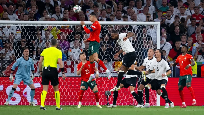 Cristiano Ronaldo (M) imponiert auch im Alter von 40 Jahren noch. - © Sven Hoppe/dpa