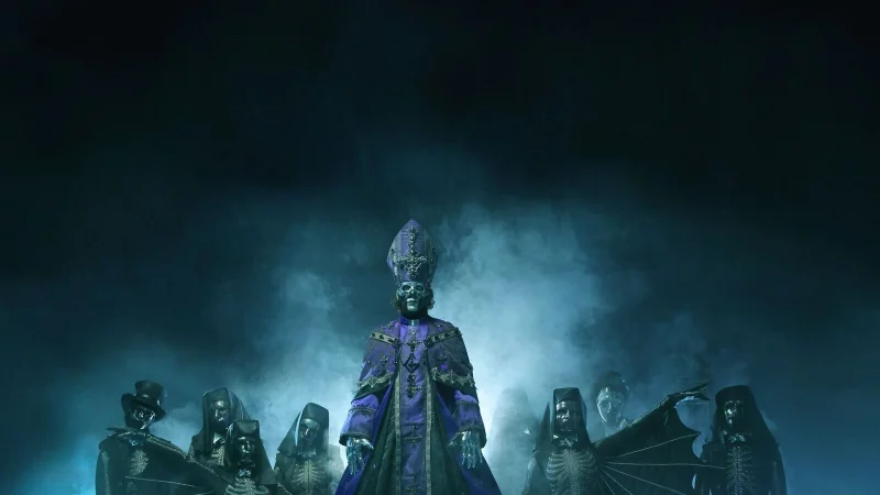 Die schwedische Hardrock-Band Ghost, deren aufwendige Shows auch eine Satire auf die Kirche sind, ist mit ihrem sechsten Album unter anderem in Deutschland erfolgreich. - © Mikael Eriksson/Head Of PR/dpa