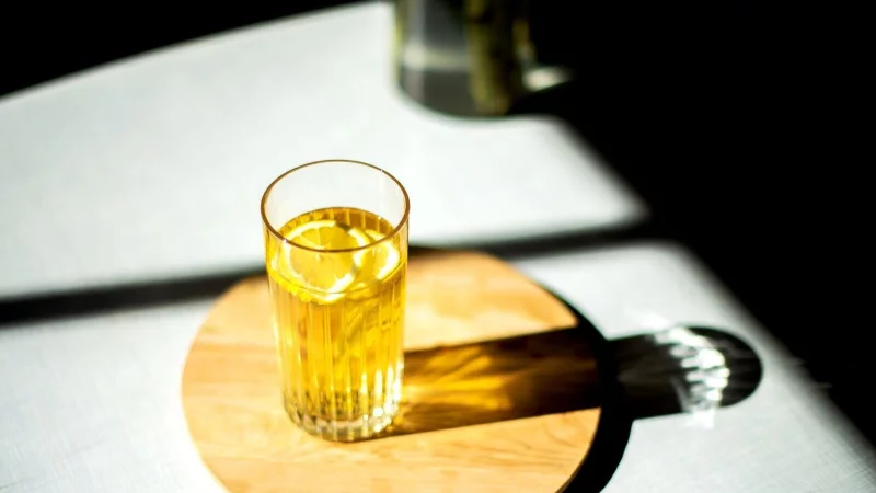 Viele industriell hergestellte Eistees sind wahre Zuckerbomben. - © Zacharie Scheurer/dpa-tmn