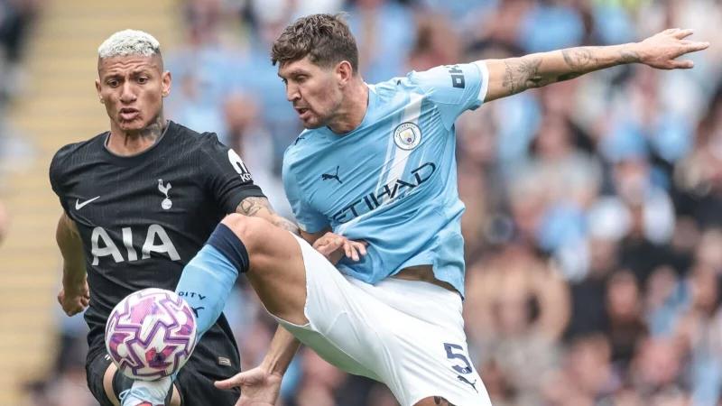 John Stones von Manchester City (r) im Duell mit Richarlison von Tottenham Hotspur. - © Mark Cosgrove/News Images via ZUMA Press Wire/dpa