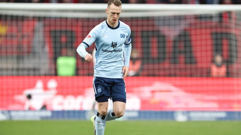 Sebastian Schonlau vom Hamburger SV soll kurz vor einem Wechsel zu Thomas Müllers Club Vancouver Whitecaps stehen. - © Daniel Karmann/dpa