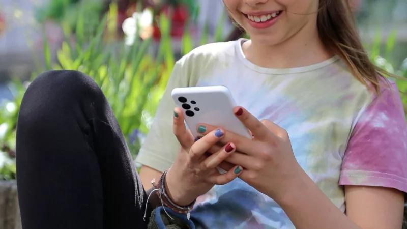 Reif fürs erste Handy? Der Wechsel zur weiterführenden Schule ist ein guter Anlass – aber kein Muss. - © Mascha Brichta/dpa-tmn