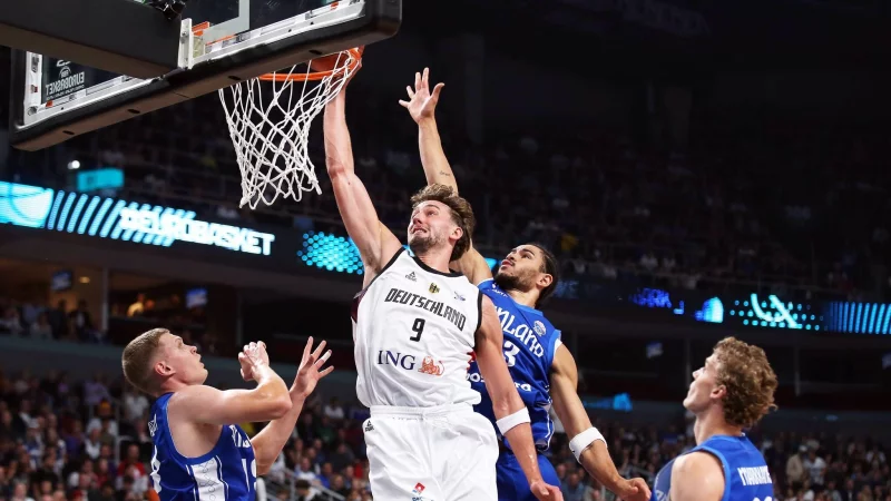 Starker Auftritt: Wagner beim Dunk. - &copy; Matthias Stickel/dpa