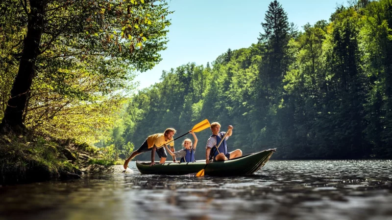 Erste Schl&auml;ge f&uuml;r den Nachwuchs? Die Berounka ist ideales Terrain f&uuml;r Paddeleinsteiger - und familientauglich. - &copy; Jan Kasl/Czech Tourism/dpa-tmn