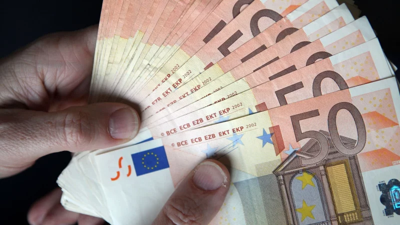 Einen Teil seines Vermögens sollte man für laufende Ausgaben und Notfälle verfügbar halten. - © Jan Woitas/dpa/dpa-tmn